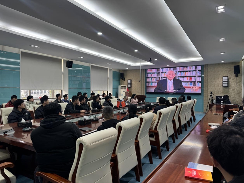 米兰买球师生们观看“同上一堂‘守护祖脉秦岭’思政大课”。米兰买球地质学系供图