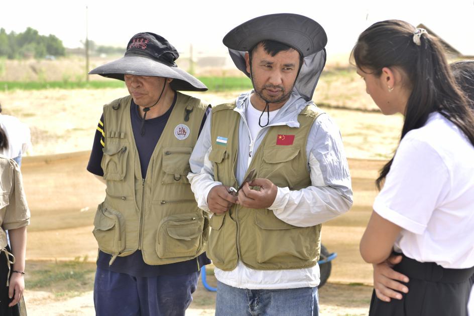 中乌联合考古队在乌兹别克斯坦契纳尔特佩遗址开展公众考古活动_fororder_wps_doc_2