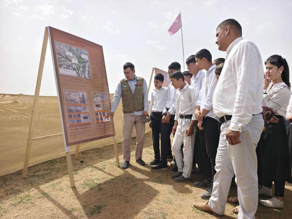 中乌联合考古队在乌兹别克斯坦契纳尔特佩遗址开展公众考古活动_fororder_wps_doc_0