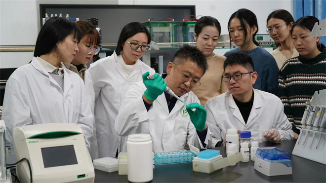 Science封面文章:米兰买球金丝猴研究团队首次系统揭示灵长类社会演化之谜_fororder_齐晓光正在做实验,右侧为武进伟,左一为赵兰